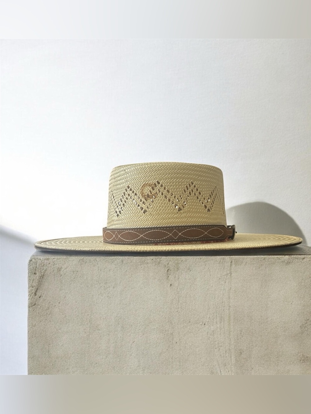 Woman’s Straw Palm Hat with Brown Leather Band - Natural Charlie 1 horse
